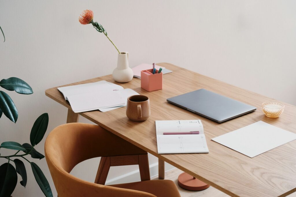 bureau personnel avec ordinateur