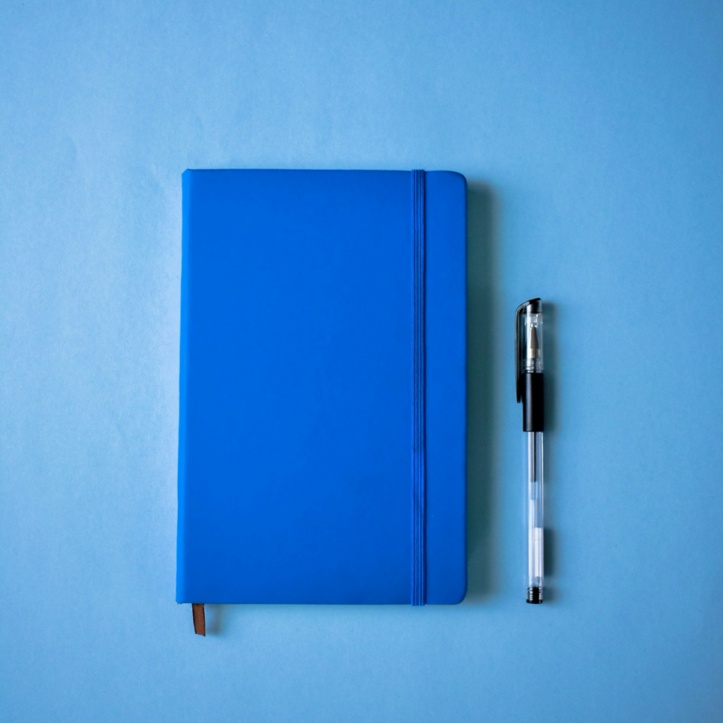 Carnet bleu sur fond bleu.